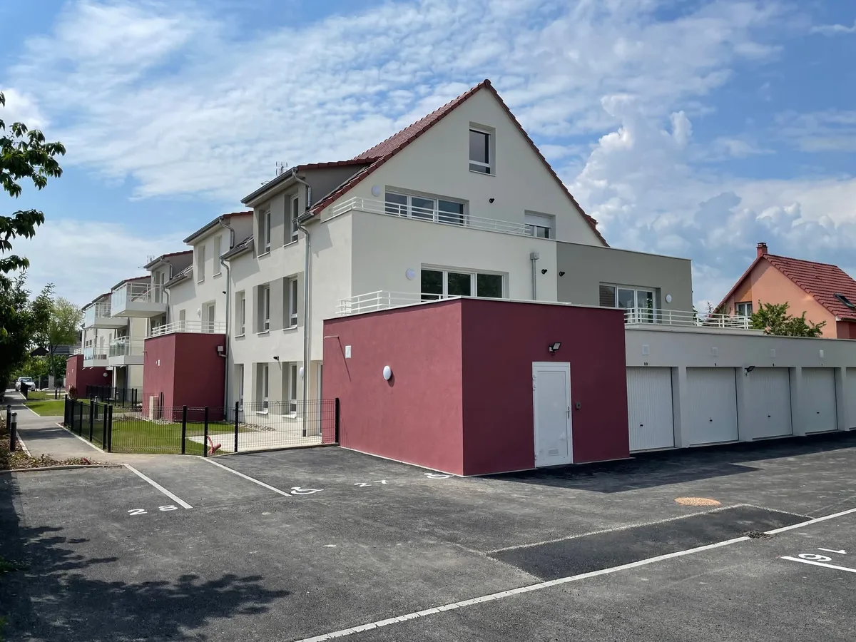 Résidence blanche et bordeaux — réalisation ISO Couleur